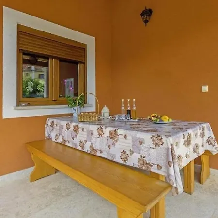 Villa In Minj With Swimming Pool *